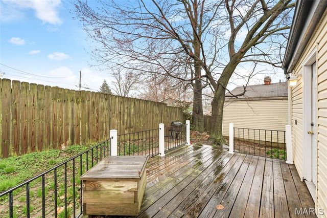 808 S 6th Street, St Charles, MO 63301