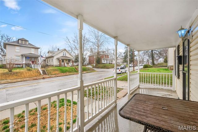 808 S 6th Street, St Charles, MO 63301