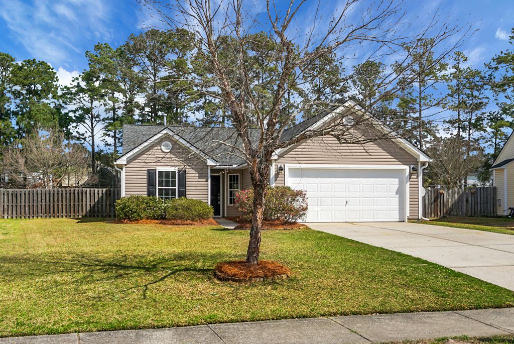 Image 3 of property listing at 7417 Painted Bunting Way, Hanahan, SC 29410