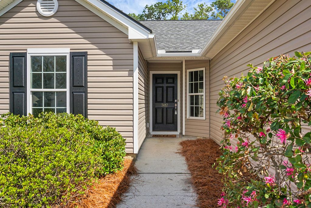 Image 5 of property listing at 7417 Painted Bunting Way, Hanahan, SC 29410