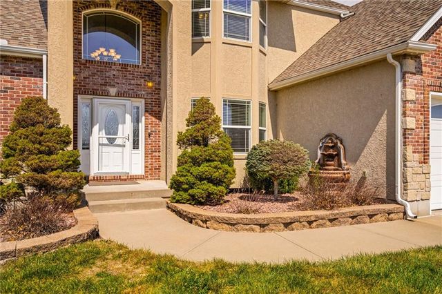 24611 Woodland Circle, Lee's Summit, MO 64086
