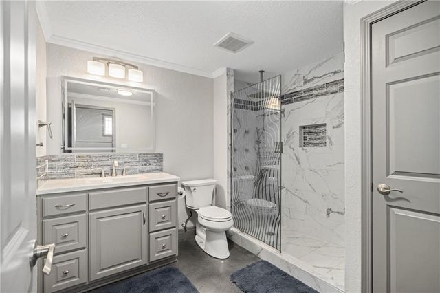 24611 Woodland Circle, Lee's Summit, MO 64086