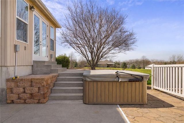 24611 Woodland Circle, Lee's Summit, MO 64086