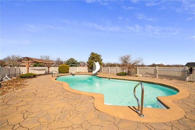 24611 Woodland Circle, Lee's Summit, MO 64086
