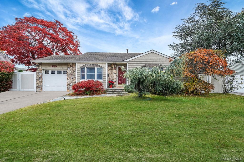 325 W 16th Street, Deer Park, NY 11729