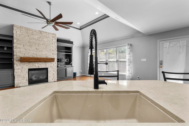 1216 Blackthorn Rd, Louisville, KY 40299