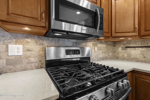 1216 Blackthorn Rd, Louisville, KY 40299