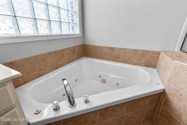 1216 Blackthorn Rd, Louisville, KY 40299