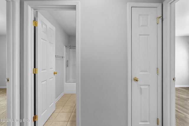 1216 Blackthorn Rd, Louisville, KY 40299