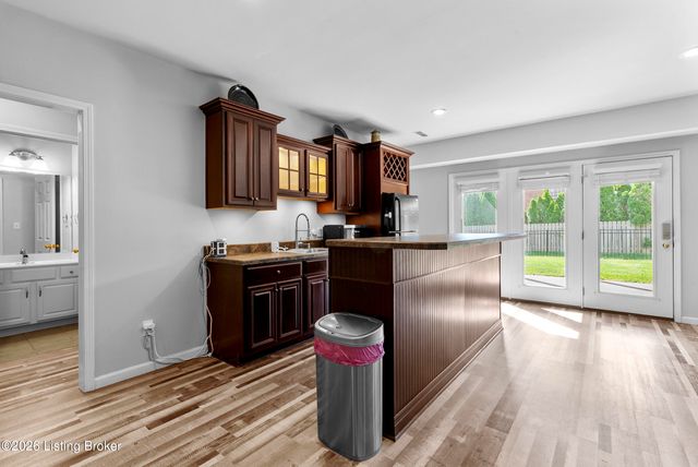 1216 Blackthorn Rd, Louisville, KY 40299