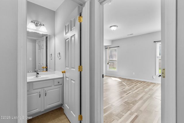 1216 Blackthorn Rd, Louisville, KY 40299