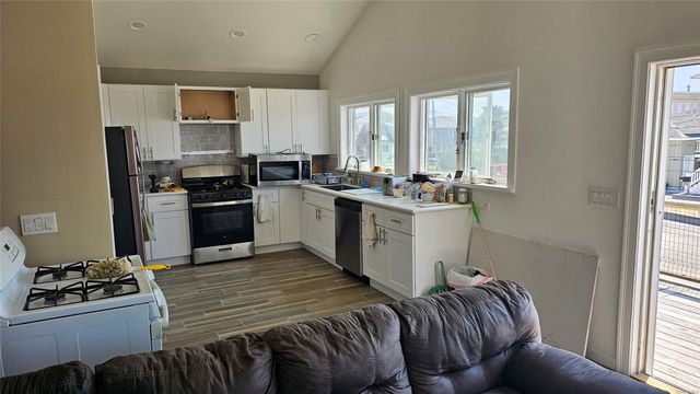 88 Bayview Avenue, Lindenhurst, NY 11757