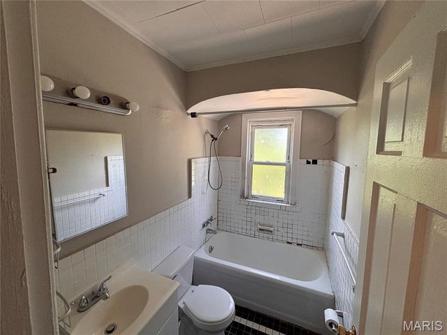 6765 Kenwood Drive, Northwoods, MO 63121