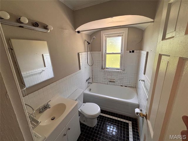 6765 Kenwood Drive, Northwoods, MO 63121