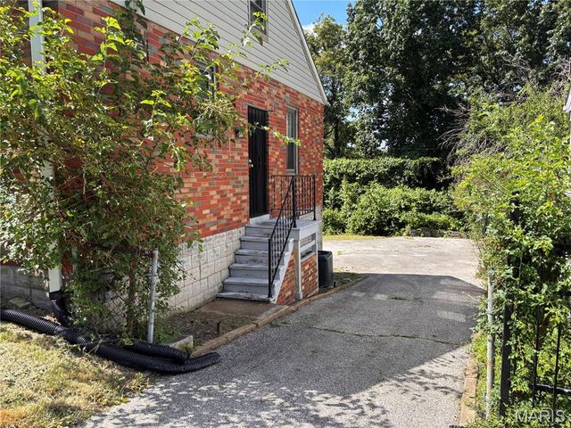 6765 Kenwood Drive, Northwoods, MO 63121