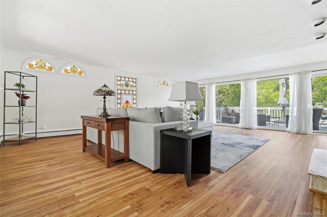 20 Point Drive S, Lake Peekskill, NY 10537