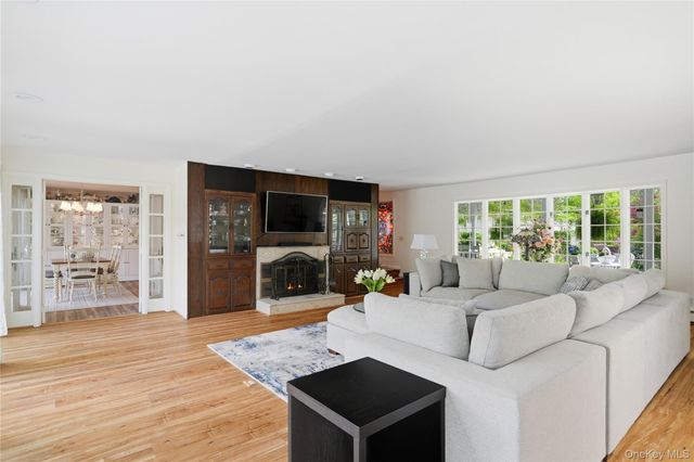 20 Point Drive S, Lake Peekskill, NY 10537