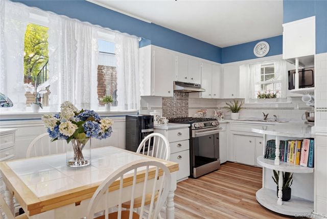 20 Point Drive S, Lake Peekskill, NY 10537