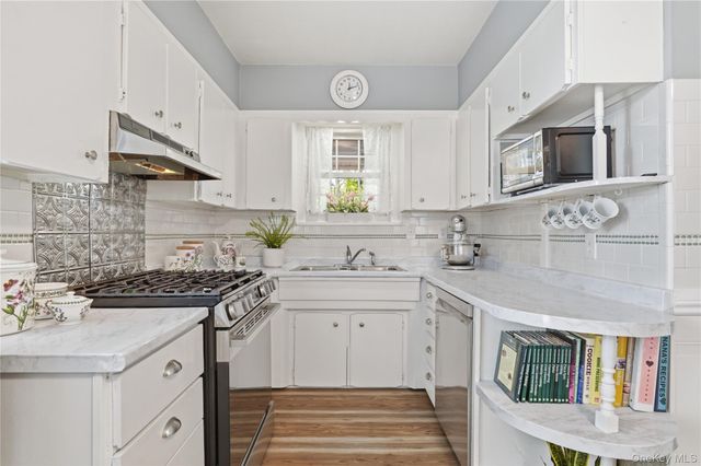 20 Point Drive S, Lake Peekskill, NY 10537