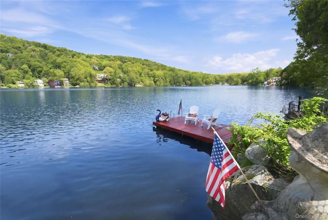 20 Point Drive S, Lake Peekskill, NY 10537