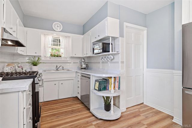 20 Point Drive S, Lake Peekskill, NY 10537