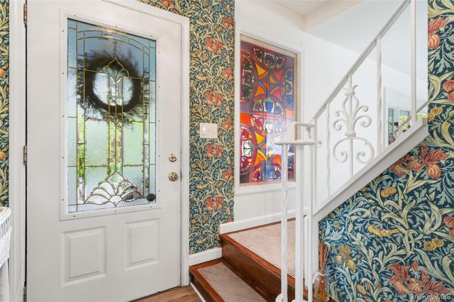 20 Point Drive S, Lake Peekskill, NY 10537