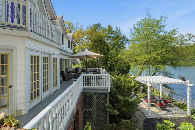 20 Point Drive S, Lake Peekskill, NY 10537