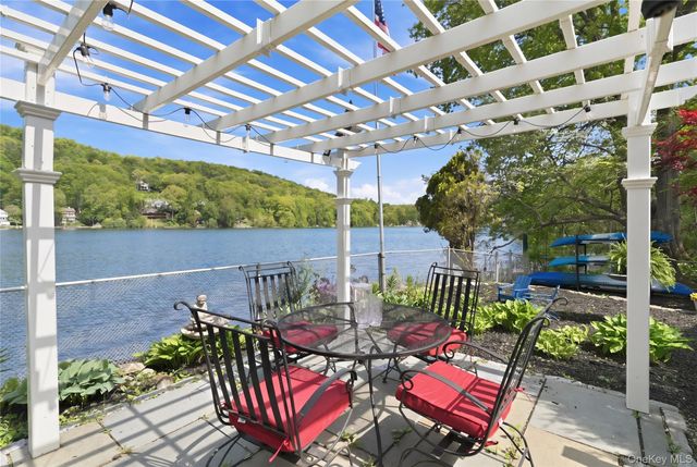 20 Point Drive S, Lake Peekskill, NY 10537