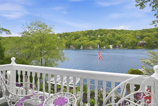 20 Point Drive S, Lake Peekskill, NY 10537