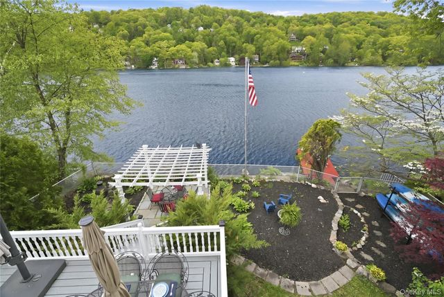 20 Point Drive S, Lake Peekskill, NY 10537