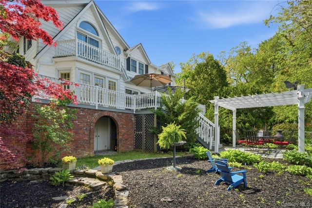 20 Point Drive S, Lake Peekskill, NY 10537