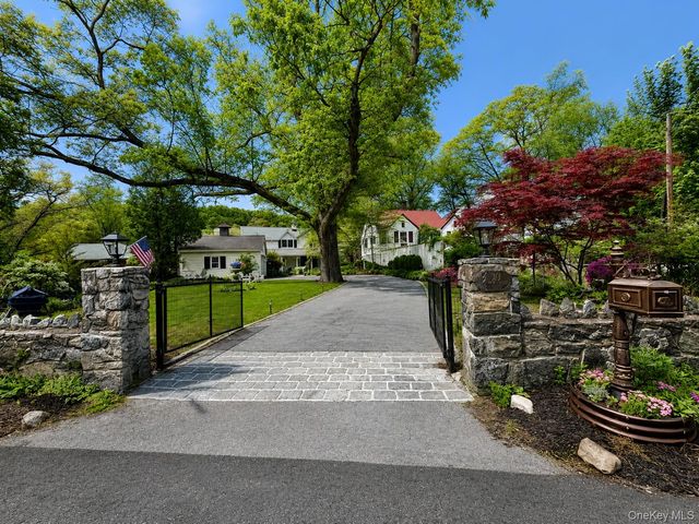 20 Point Drive S, Lake Peekskill, NY 10537
