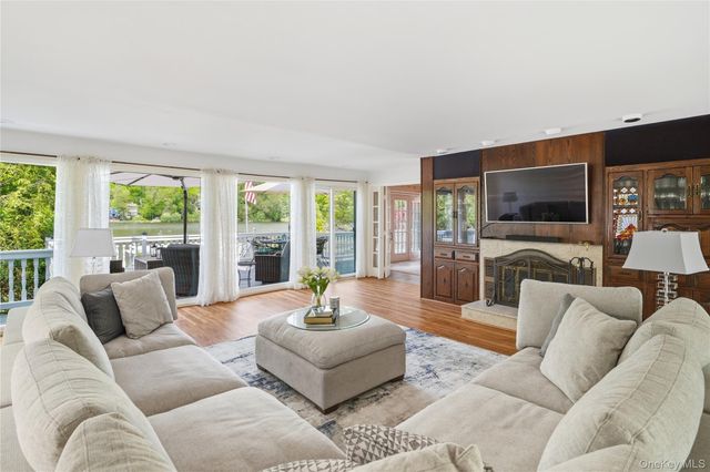 20 Point Drive S, Lake Peekskill, NY 10537