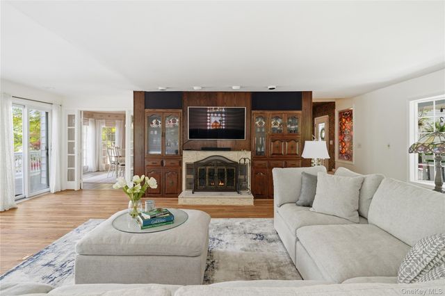 20 Point Drive S, Lake Peekskill, NY 10537