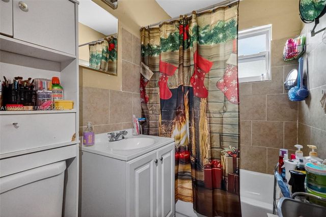 834 NW 115th St, Miami, FL 33168