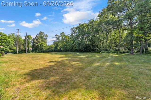 21362 Lahser Road, Southfield, MI 48033