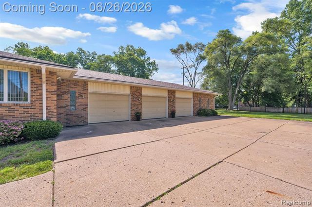 21362 Lahser Road, Southfield, MI 48033