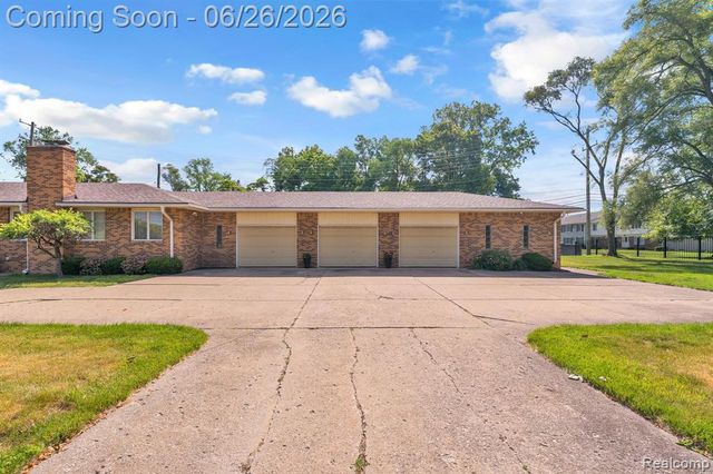 21362 Lahser Road, Southfield, MI 48033