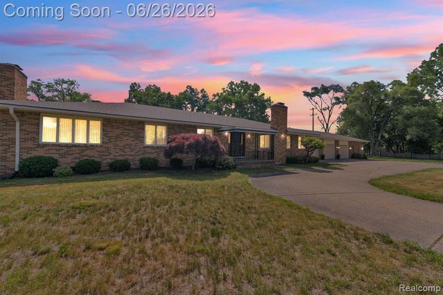 21362 Lahser Road, Southfield, MI 48033