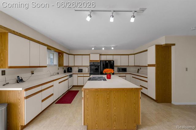 21362 Lahser Road, Southfield, MI 48033