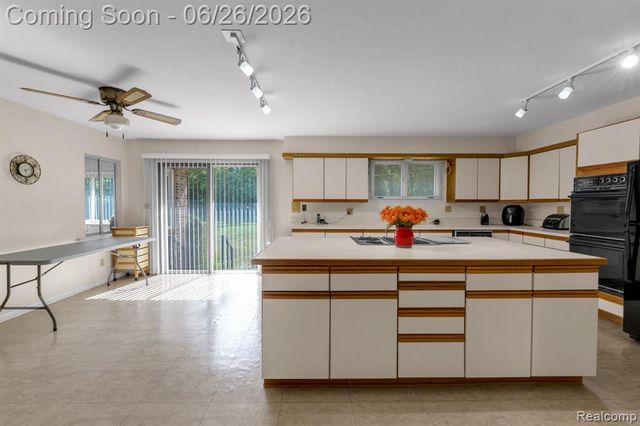 21362 Lahser Road, Southfield, MI 48033