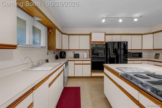 21362 Lahser Road, Southfield, MI 48033
