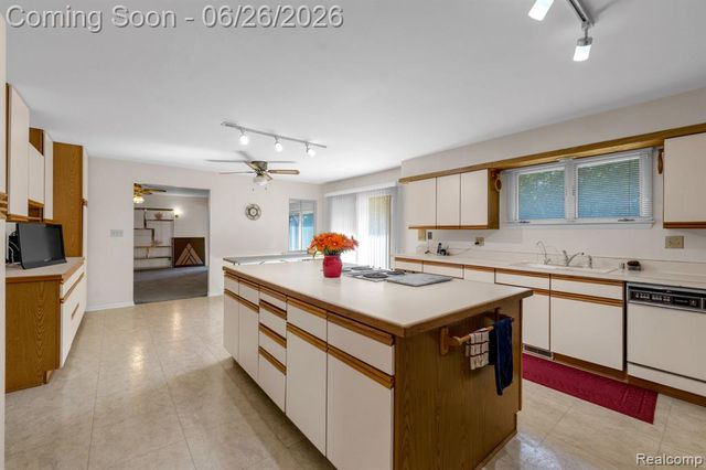 21362 Lahser Road, Southfield, MI 48033