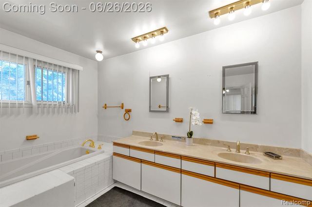 21362 Lahser Road, Southfield, MI 48033