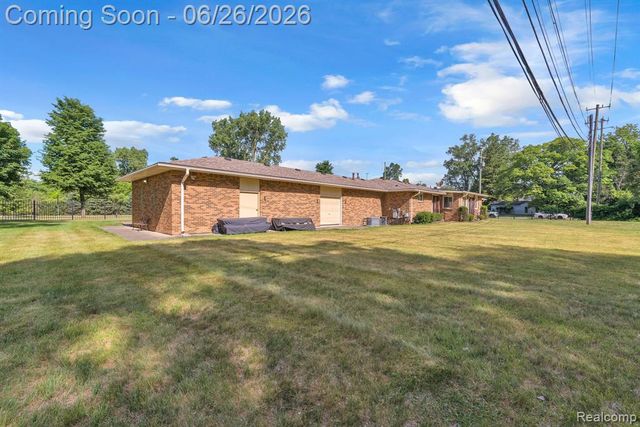 21362 Lahser Road, Southfield, MI 48033