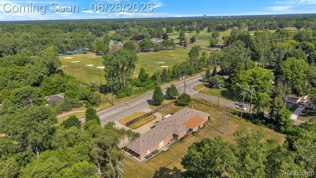 21362 Lahser Road, Southfield, MI 48033
