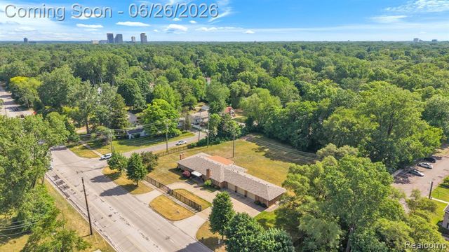 21362 Lahser Road, Southfield, MI 48033