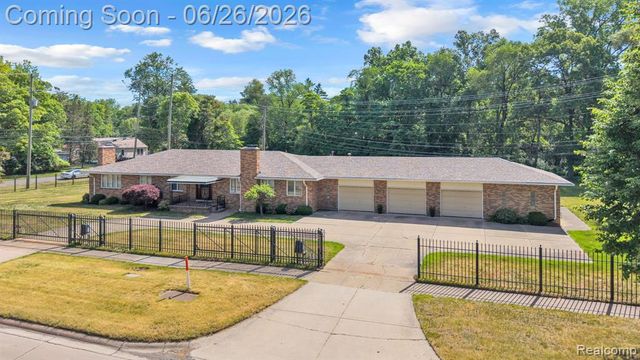21362 Lahser Road, Southfield, MI 48033