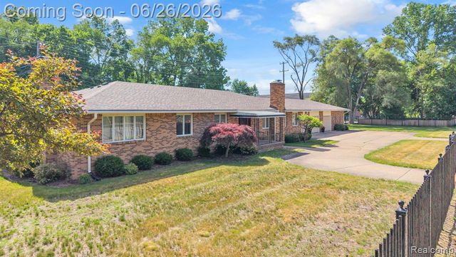 21362 Lahser Road, Southfield, MI 48033