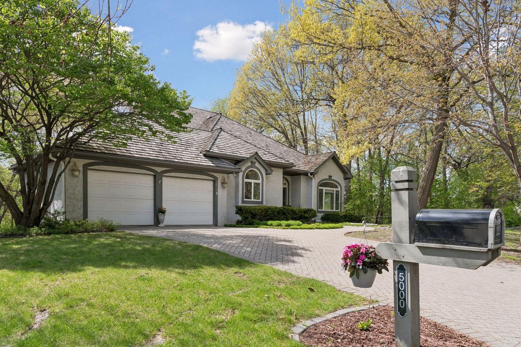 5000 Malibu Drive, Edina, MN 55436